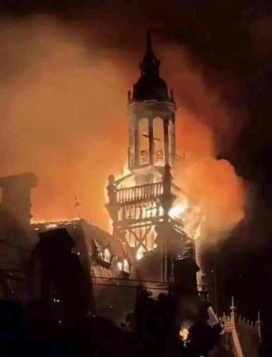 法国爆发严重暴力骚乱，香榭丽舍大街遭打砸、百年市政厅被焚，约1200人被捕，马克龙发声(图1)
