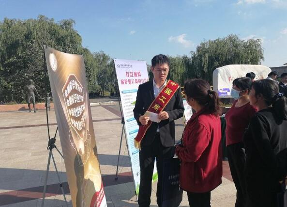 工行张家口桥东支行为当地社区居民发放防范非法集资、防范金融诈骗宣传折页。